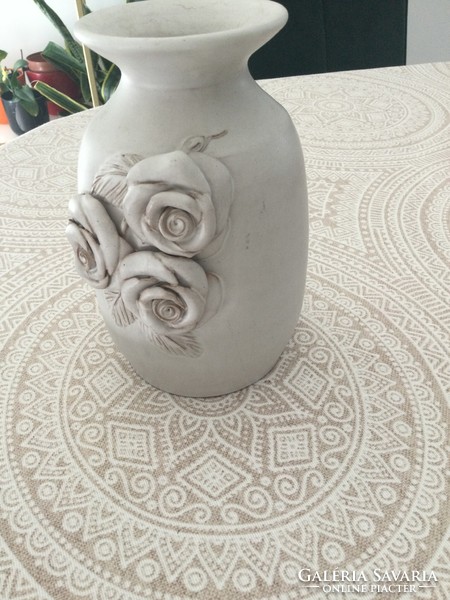 Retro mázas kerámia váza, rózsa dombormintával