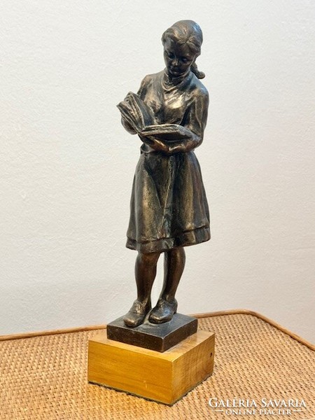 Kiss Zoltán Olcsai - statue of a reading girl