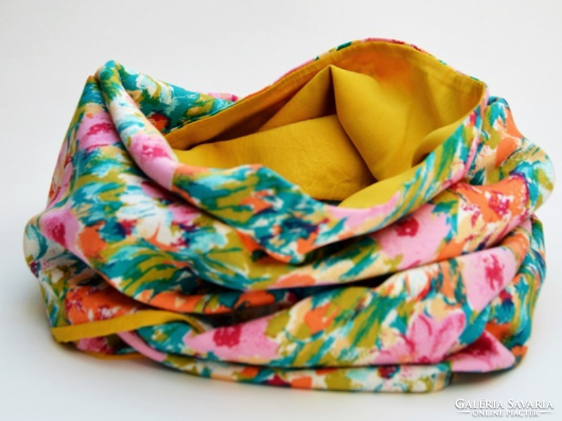 Women's circular scarf / scarf with many colors of flowers