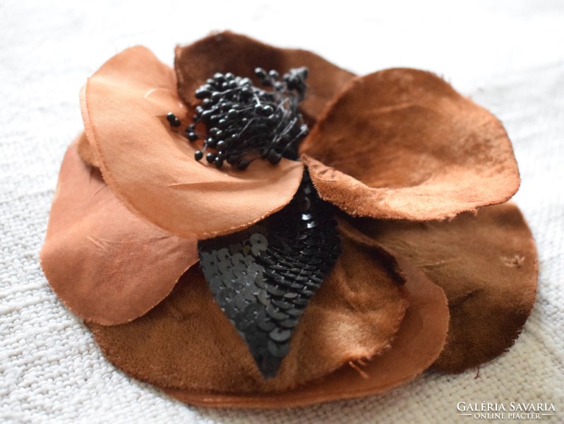 Art- deco stílusú textil bross , ruha kalap dísz , flitter , gyönygy , selyem , bársony 14,5 cm