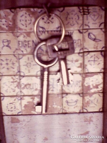 Kulcs, vagy zsebóra tartó a kandallódra, kandalló forma festett faragott dekorációval