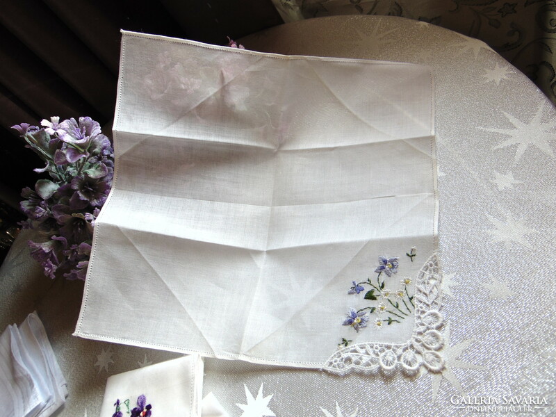 Ibolya és százszorszép hímzett textil zsebkendő