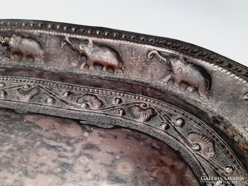 Régi Sri Lanka alakú ezüstözött fém tálca elefántokkal, 35,5 cm