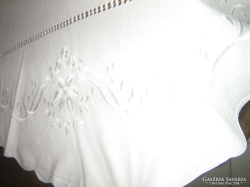 Csodaszép fehér vintage virágos gépi hímzett slingelt szélű kerek terítő