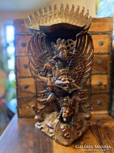 Faragott Garuda szobor Indoneziabol, a hidu mitologiaban az ero, huseg, pozitiv energiak kepviseloje