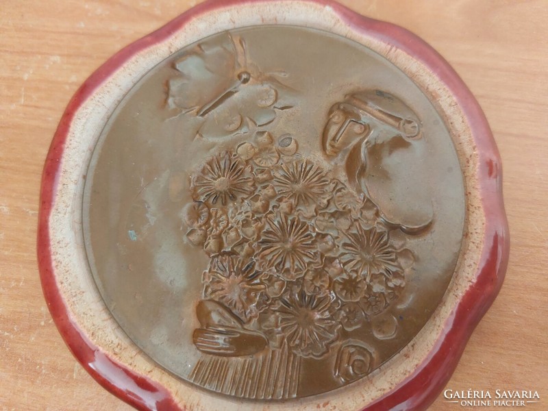 (K) jelzett bronz relief, plakett kerámián  11 cm, sérülés fotózva