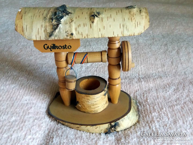 From the killer lake, wooden small well with wheels, wooden small bucket with rotating wheel, size: height: 19 cm,