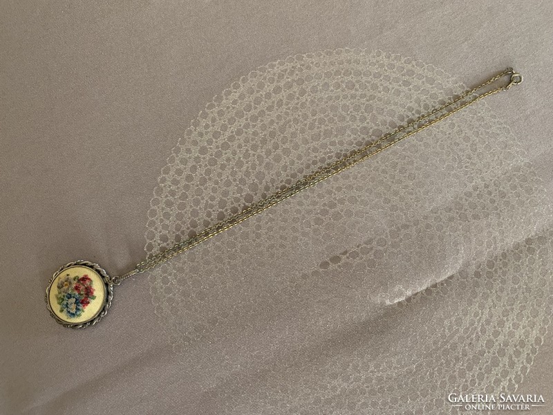 Vintage gobelin betétes fém nyaklánc, nosztalgia