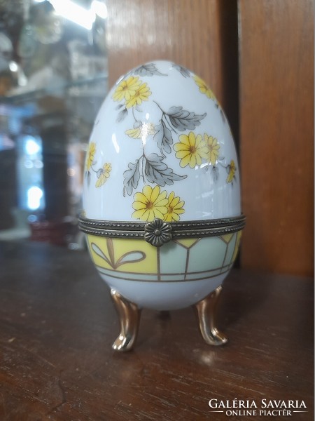 French Limoges porcelain flower pattern egg box, bonbonnier, jewelry holder. 10 Cm.