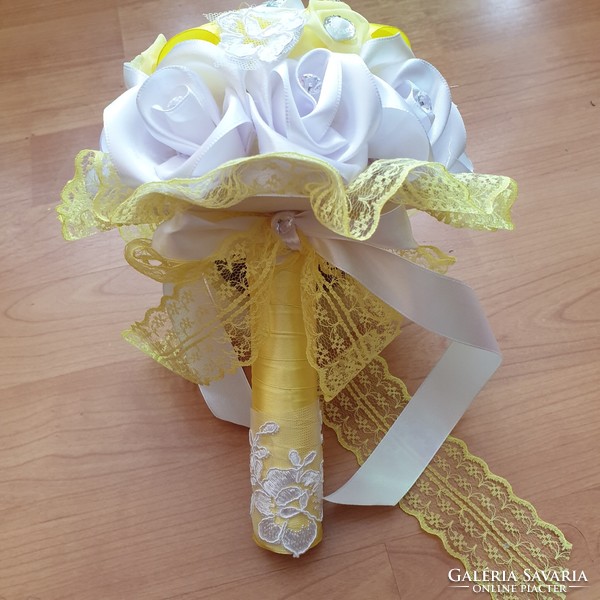 ESKÜVŐ MCS15 - Menyasszonyi csokor hófehér és sárga szatén rózsából