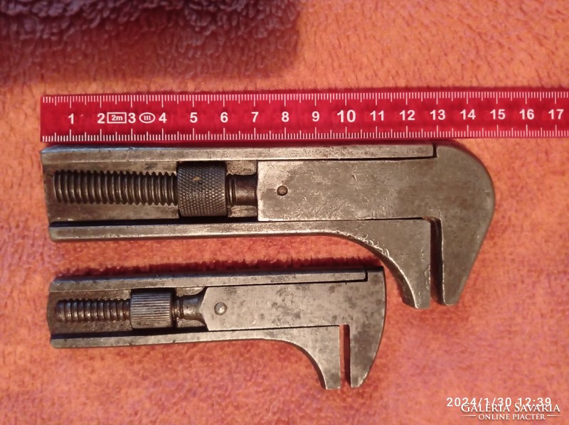 Formatervezett régi francia kulcsok