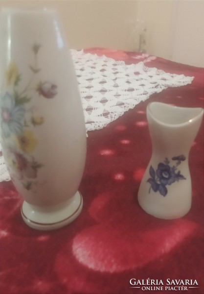 Aquincumi jelzett porcelán vázák
