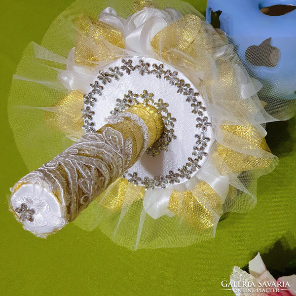 ESKÜVŐ MCS14 -  Menyasszonyi csokor hófehér szatén rózsákból arany szirmokkal