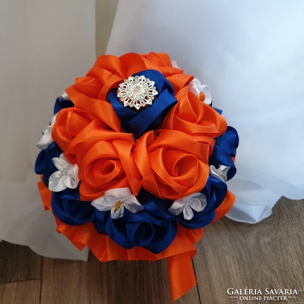 ESKÜVŐ MCS24 - Menyasszonyi csokor királykék és narancssárga szatén rózsából