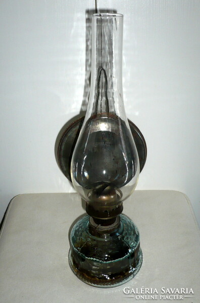 Fényvetős fali, vagy asztali petróleum lámpa, régi üvegtestű, 38 cm. magas