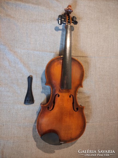 Antik hegedű apróbb javítást igényel (lásd a fotókon)