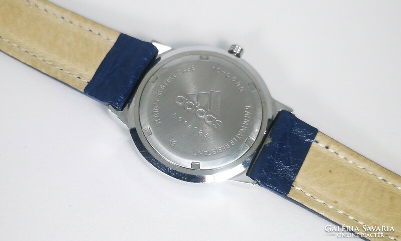 Vintage adidas watch! With new battery, well-functioning structure, leather strap, in good condition!