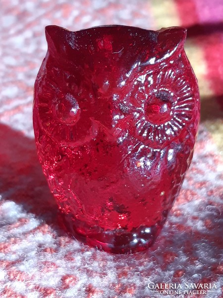 Vintage burgundy Czech glass owl, paperweight from jablonec