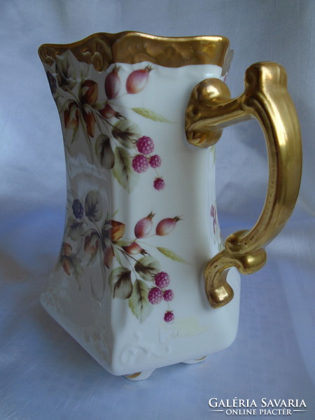 Richly gilded English spout 16.5 Cm.