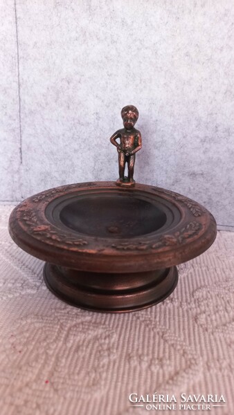 Régi fém/vörösréz hamutartó fiú figurával, mag: 11,5 cm, külső átm.14,5 cm, belső átm. 7,5