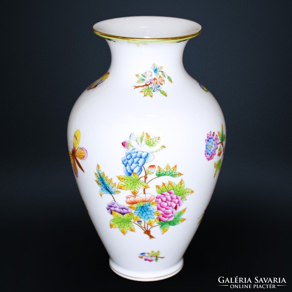 Herend porcelain vase with Victoria pattern