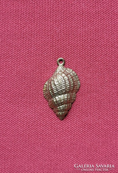 Shell-shaped metal necklace pendant