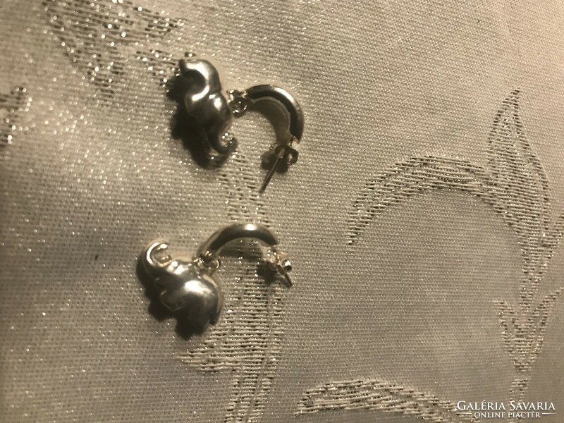 Pair of silver (ag) elephant earrings, marked, 2.5 x 1.8 cm 3.5 gr (gyfd)