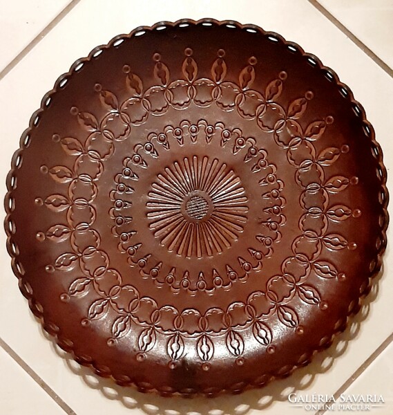 Retró vastag bőrből készült iparművészeti fali dísz , tányér nagy méretű 35,5 cm