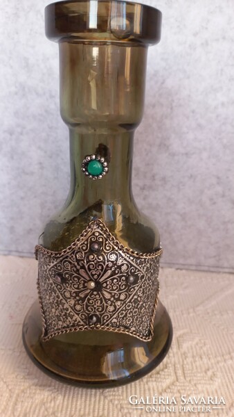Zöld üvegváza,Sisha, dúsan díszített kézi készítésű fémabronccsal, gyöngy rátéttel