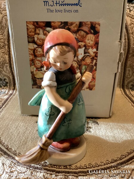 Hummel Goebel jelzett porcelán " Little Sweeper" figura eredeti dobozában