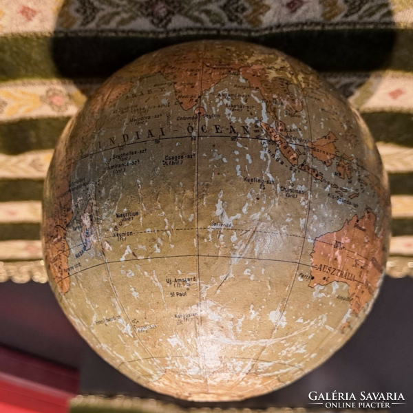 Antique globe 10 cm.
