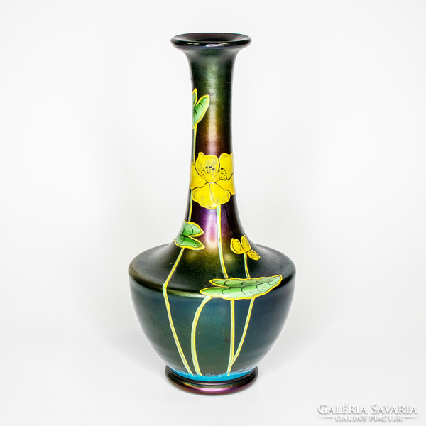 Ferdinand von Poschinger, irizáló lila üveg váza, zománc díszítéssel