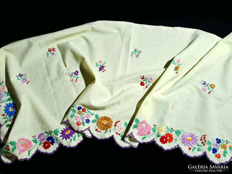 Upper part of drapery embroidered with Kalocsa pattern 108 x 44 cm