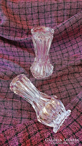2 db. régi, egyforma, öntött üveg váza. 15cm. magasak. 700Ft./db.