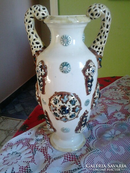 Fischer's openwork vase is 33 cm