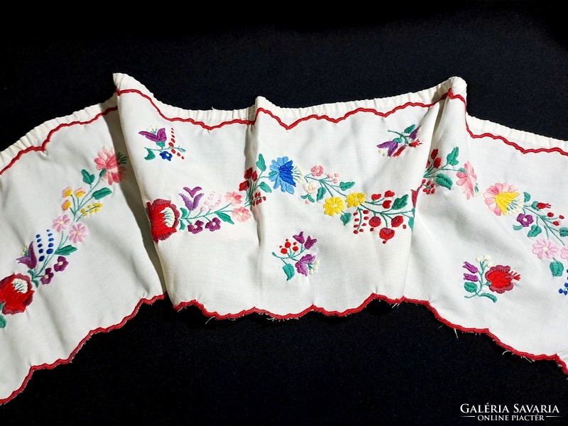 Upper part of drapery embroidered with Kalocsa pattern 118 x 27 cm