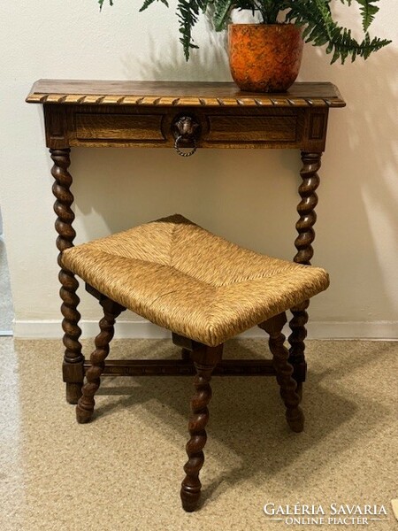 Extra nice colonial dressing table
