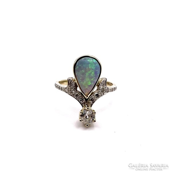 4536. Gold ring with diamonds and precious opal