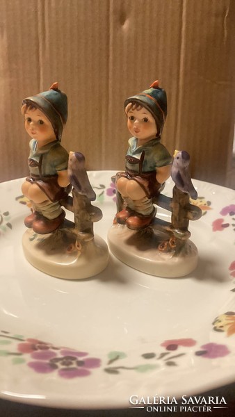 "Útszéli harmónia"  ( kerítésen ülő fiú) Hummel/Goebel figurák!