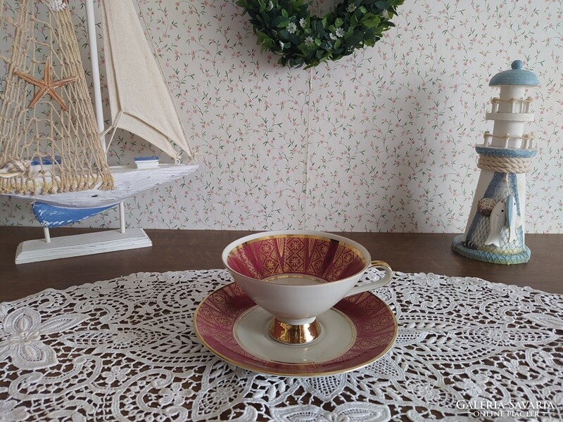Cup set with burgundy-gold pattern