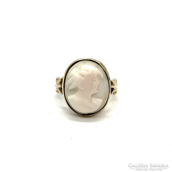 4246. Gold ring with shell cameo