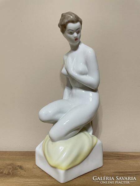 Hollóházi térdelő női akt porcelán figura nipp