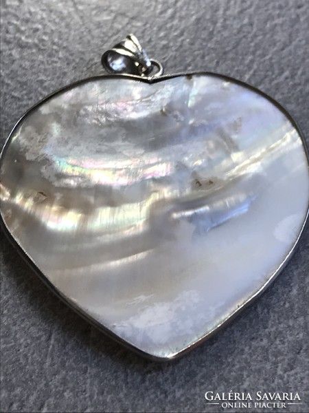 Heart-shaped pendant with shell inlay, 5.5 x 4.5 cm