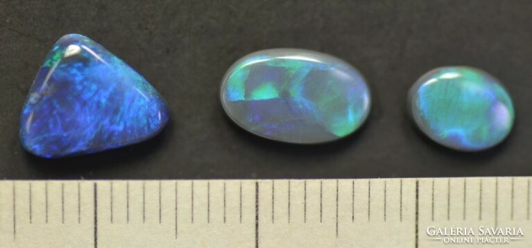100 % természetes, kézzel csiszolt ausztrál fekete (és "semi black" ) opál drágakövek