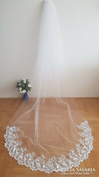 FTY123 - 1 rétegű, 3D virágos, csipkés szélű FEHÉR, 3 méteres menyasszonyi fátyol