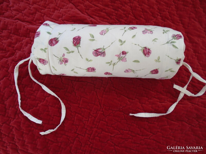 Pink roller cushion. 46 X 44 cm.