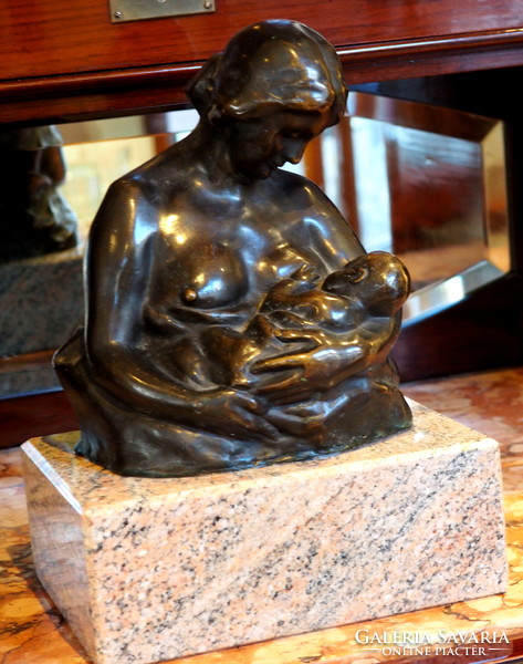 Anya gyermekével, bronzszobor márvány talapzaton