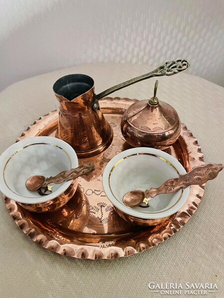 Dekoratív, török 2 személyes vörösréz porcelánbetétes kávéskészlet tálcával