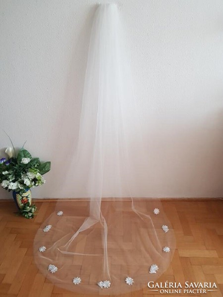 FTY110 - 1 rétegű, hímzett csipkés szélű Ekrü menyasszonyi fátyol 300x150cm