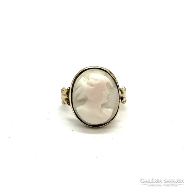 4246. Gold ring with shell cameo